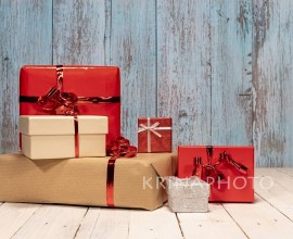 Composition with lots of gifts and copy space for your best wishes.
Red, brown and silver gift boxes on a white wooden table for a Christmas full of love. Christmas concept