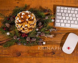 Even a smart working desk can get a merry makeover with some joyful details: a little red star on the mouse, a gold and white painted pine cone, green fir branches, red berries and wooden snowflakes.