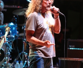 Robert Plant in the concert.