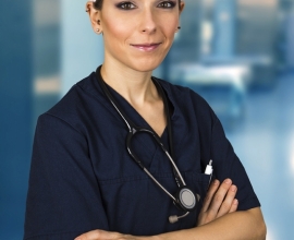 Foto pubblicitaria di un'infermiera che lavora in ospedale.